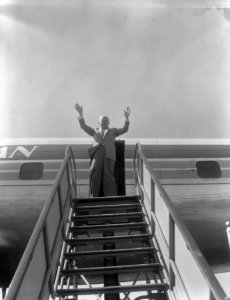 Ministeriele Staf vertrekt op Schiphol naar Nieuw Guinea, Bestanddeelnr 908-6255