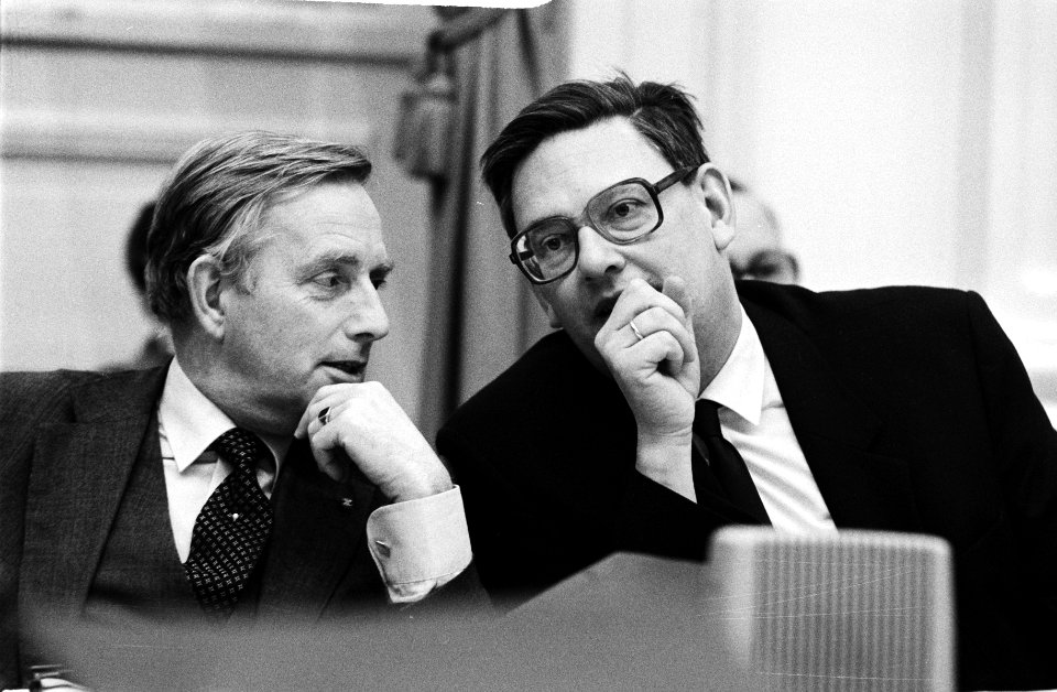 Ministers Korthals Altes (Justitie) (l) en Van Aardenne (Economische Zaken), Bestanddeelnr 932-4162
