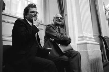 Ministers De Graaf (l) en Van der Stee in afwachting van het debat over de belas, Bestanddeelnr 932-3777