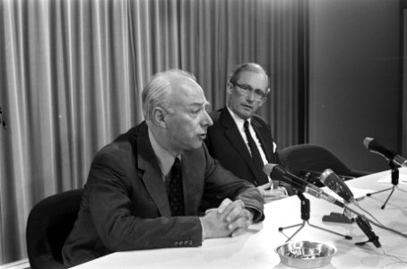 Ministers, persconferenties, Bakker, Joop, Witteveen, Johan, Bestanddeelnr 923-4509