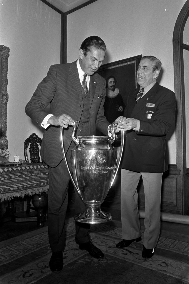Minister-president Barend Biesheuvel (l) en Ajax-trainer Stefan Kovacs met de cu, Bestanddeelnr 925-6428