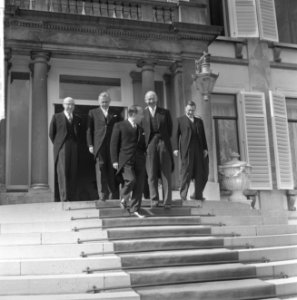 Ministers beëdigd op Paleis Soestdijk v.l.n.r. Samkalden, Smallenbroek, Cals, De, Bestanddeelnr 917-6518