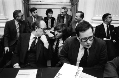 Ministers Rietkerk en Deetman met tussen hen in Nijpels. Op de achtergrond enkel, Bestanddeelnr 932-4104