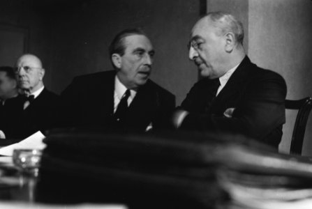 Ministers E.F.M.J. baron Michiels van Verduynen (links, minister zonder portefeu, Bestanddeelnr 935-0763