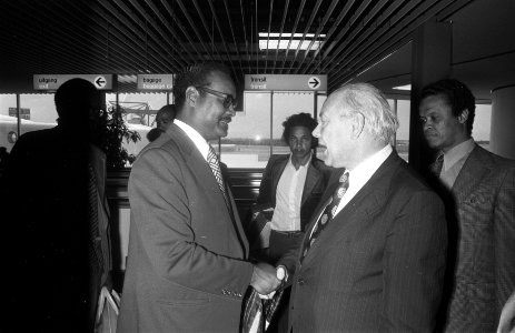 Minister-president Den Uyl neemt afscheid van minister-president Arron, Bestanddeelnr 928-0256