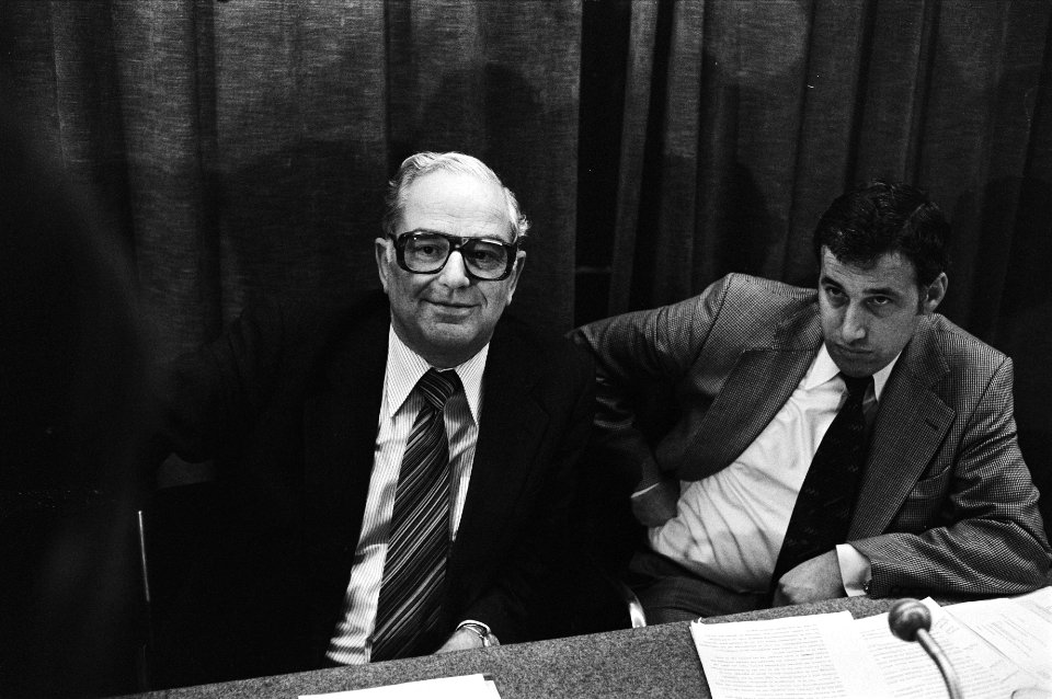 Minister Van der Stee (Landbouw en Visserij, l) tijdens de vergadering in het Ha, Bestanddeelnr 930-5479