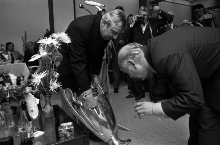Minister-president Den Uyl bewondert samen met Jaap van Praag de beker van Ajax, Bestanddeelnr 926-4516