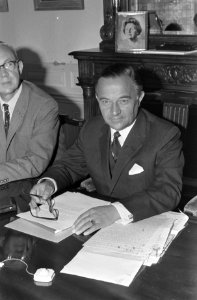 Minister-president De Jong tijdens zijn verklaring aan de pers, Bestanddeelnr 921-6100