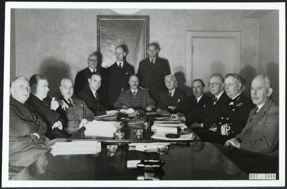 Ministerraad in de tweede helft van 1944 (Kabinet Gerbrandy II). Staande vlnr. V, Bestanddeelnr 137-1341