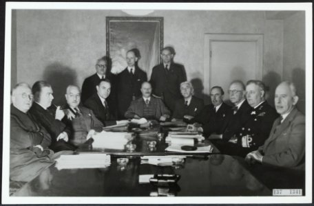 Ministerraad in de tweede helft van 1944 (Kabinet Gerbrandy II). Staande vlnr. V, Bestanddeelnr 137-1341 photo