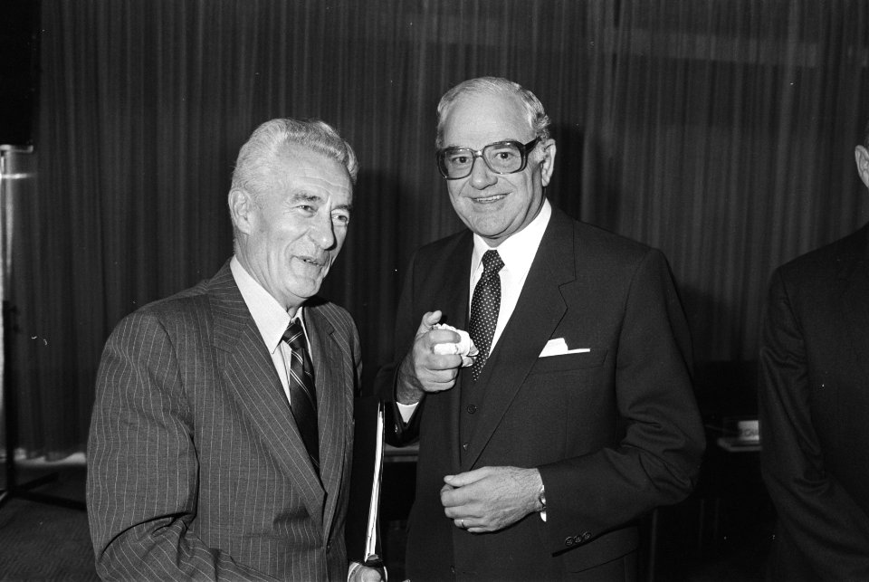 Minister Van der Stee (r) met Roger Chaufournier, vice-president van de Wereldba, Bestanddeelnr 932-3605