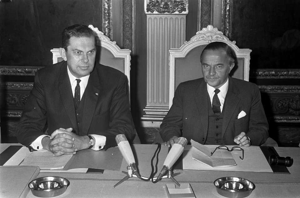 Minister-president De Jong (rechts) en mr. B.W. Biesheuvel (voorzitter van de co, Bestanddeelnr 921-7061