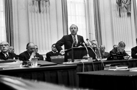 Minister-president Cals tijdens zijn rede, Bestanddeelnr 918-3127