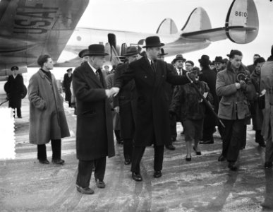 Ministers Foster Dulles en Stassen, aankomst Schiphol, Bestanddeelnr 905-5287