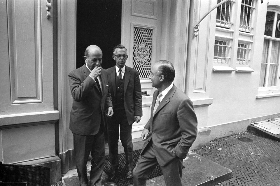 Ministerraad bijeen ivm kabinetscrisis, bij aankomst vlnr Staatssecretari, Bestanddeelnr 925-7702