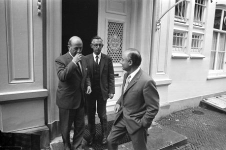 Ministerraad bijeen ivm kabinetscrisis, bij aankomst vlnr Staatssecretari, Bestanddeelnr 925-7702