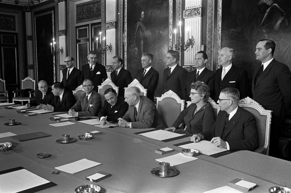 Ministerraad bijeen in de Treveszaal Den Haag, zittend v.l.n.r. Polak, Beernink,, Bestanddeelnr 920-2138