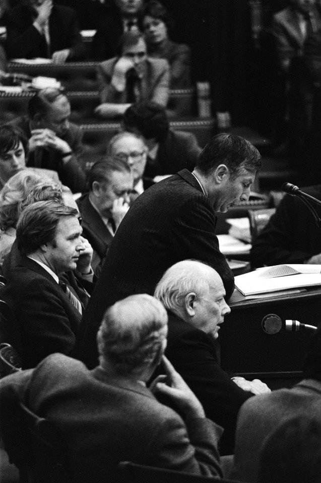 Ministers Terlouw (D66), Den Uyl (PvdA), Van der Stee (CDA) en Van Agt (CDA) ac…, Bestanddeelnr 931-8111