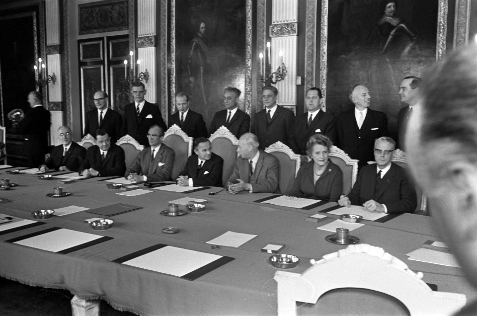 Ministerraad bijeen in de Treveszaal Den Haag, Bestanddeelnr 920-2140