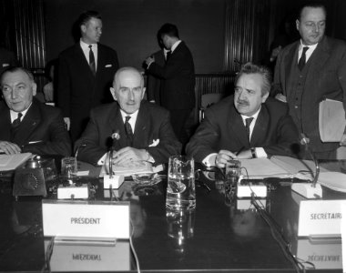 Ministerraad van de EEG te Brussel bijeen gekomen.presidium EEG midden E. A. Heg, Bestanddeelnr 915-9122