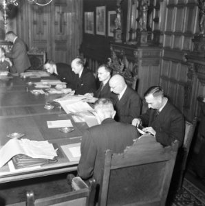 Ministerraad rond de vergadertafel. In het midden Schermerhorn en Drees. Naast D, Bestanddeelnr 900-8589