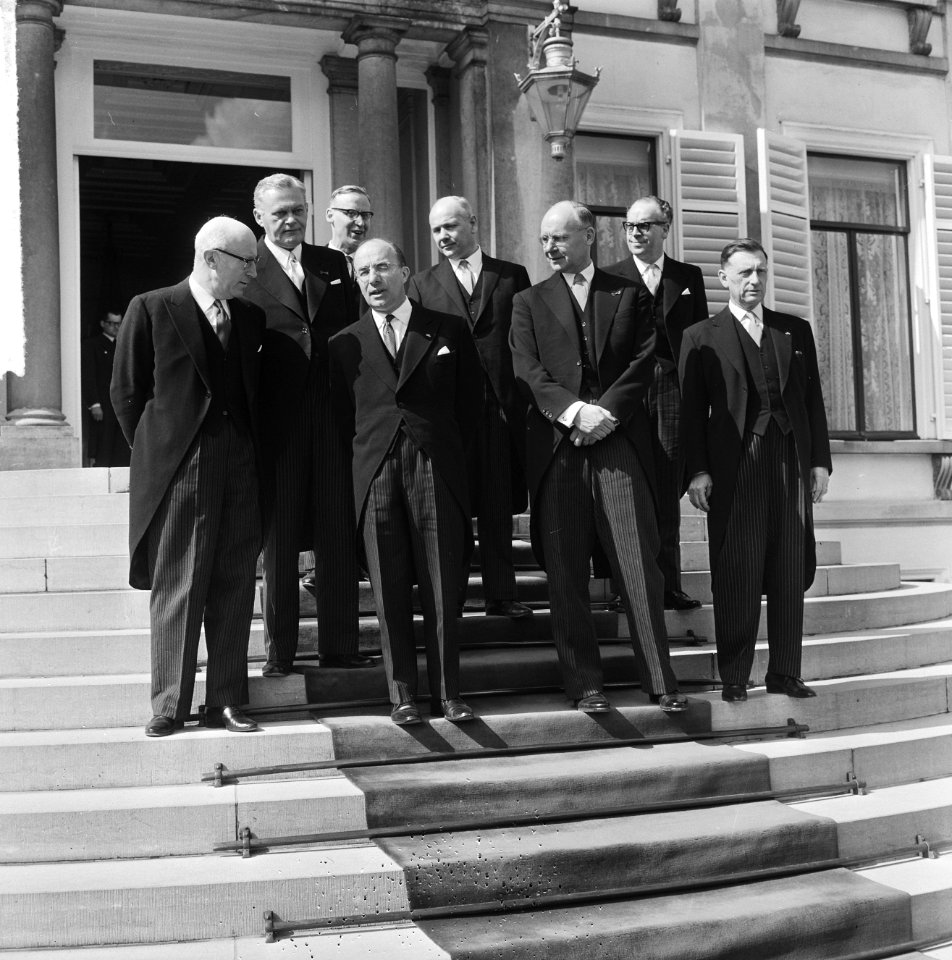 Ministers beëdigd op Paleis Soestdijk v.l.n.r. de heren ministers Samkalden, Sma, Bestanddeelnr 917-6515