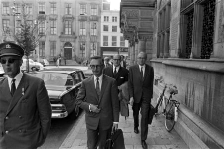 Ministerraad vergadert in Ministerie van Justitie over lonen en economische best, Bestanddeelnr 923-8247