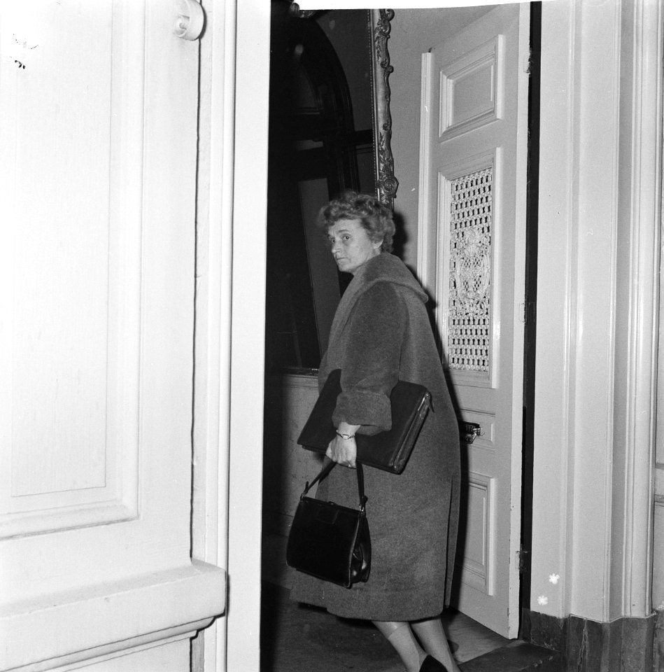 Ministers bijeen op het Kabinet, Mejuffrouw Klompé, Bestanddeelnr 914-0674
