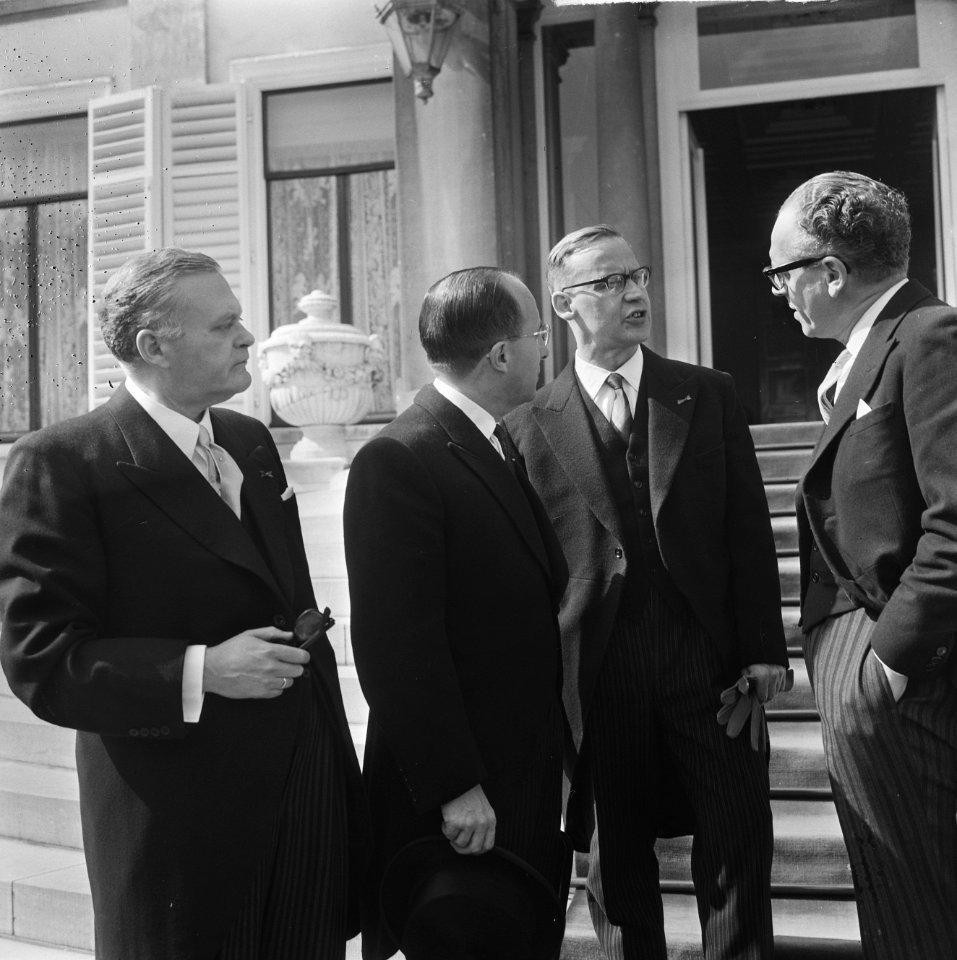Ministers beedigd op Paleis Soestdijk v.l.n.r. Smallenbroek, Cals, Diepenhorst,, Bestanddeelnr 917-6514