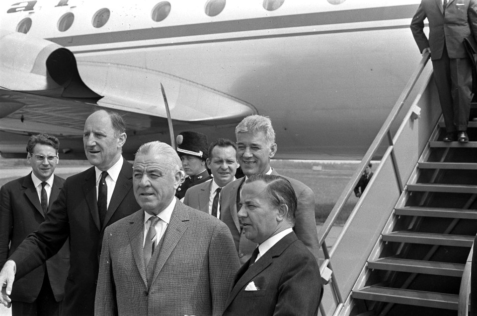 Ministers Roemenie in ons land bij aankomst Ypenburg. Minister Luns , Z. E. Maur, Bestanddeelnr 920-5078