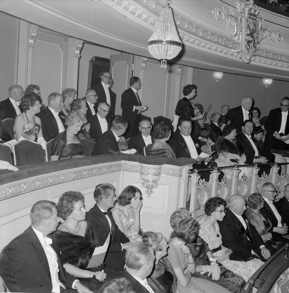 Ministers in de Stadsschouwburg bij opvoering Gijsbrecht van Aemstel midden mi, Bestanddeelnr 915-8964