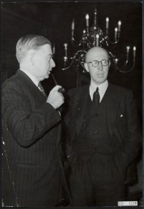Ministers J.M De Booy (Marine en Scheepvaart) en Lieftinck (Financiën) in beraa…, Bestanddeelnr 137-1219
