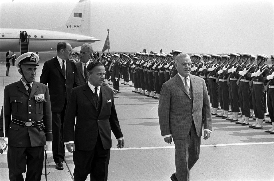 Ministers Roemenie in ons land bij aankomst Ypenburg. Minister Luns serveerde bi, Bestanddeelnr 920-5081