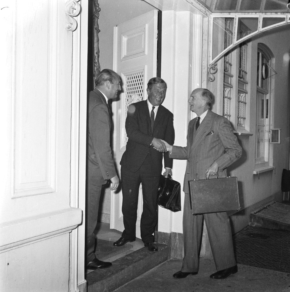 Ministers bijeen op het Kabinet, Visser, Staatssecretaris Van Houten en Toxopeus, Bestanddeelnr 914-0677