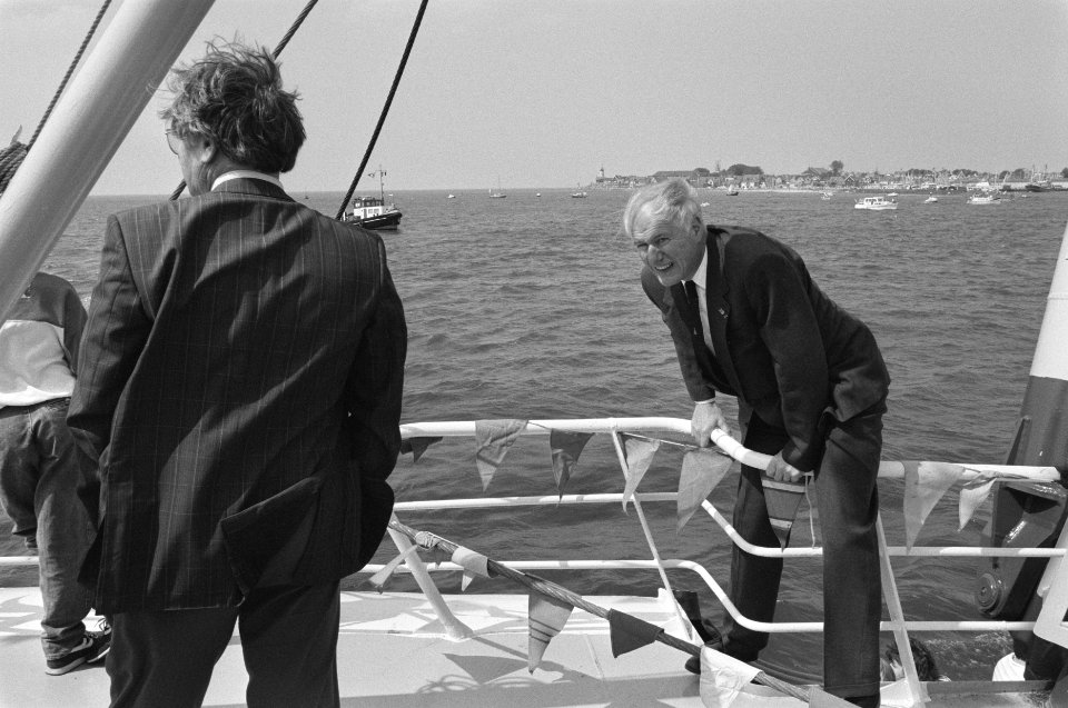 Ministers bij Nationale Dag voor de Zeevisserij in Urk minister Van Eekelen kli, Bestanddeelnr 934-2469