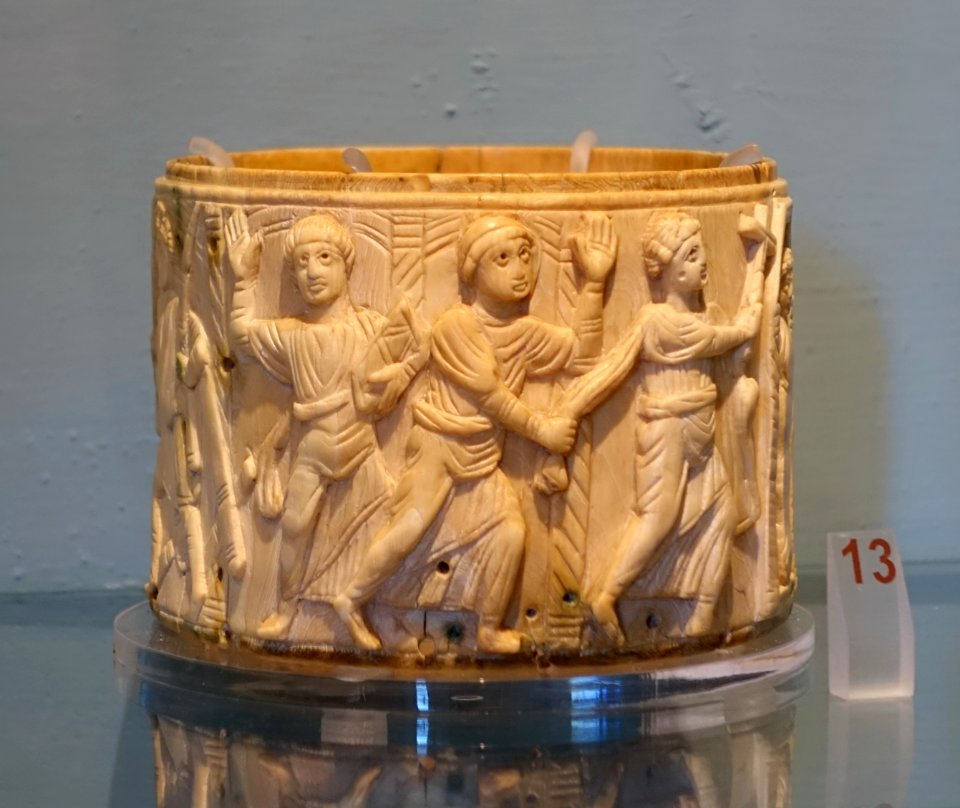 Miracles of Christ, pyx from the Duomo treasury, Milan, 500-550 AD, ivory - Vatican Museums - DSC00734