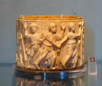 Miracles of Christ, pyx from the Duomo treasury, Milan, 500-550 AD, ivory - Vatican Museums - DSC00734