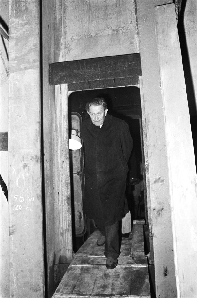 Minister Tuijnman bezoekt Hemspoortunnel minister Tuijnman loopt door de tijdel, Bestanddeelnr 930-0719