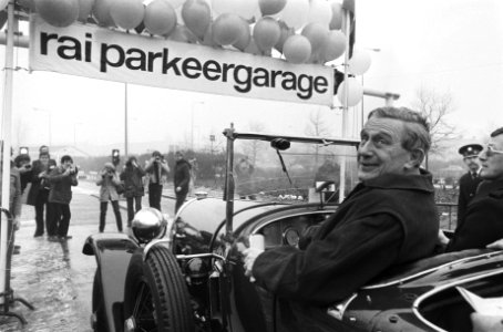 Minister Tuijnman rijdt in oude Spijker parkeergarage binnen, Bestanddeelnr 930-1113