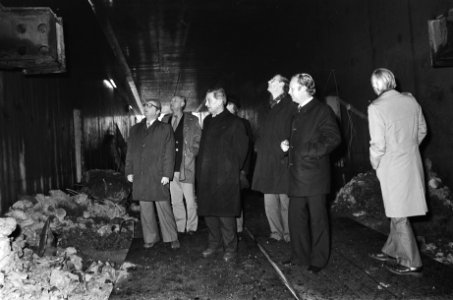 Minister Tuijnman bezoekt Hemspoortunnel minister Tuijnman bekijkt de tunnel, Bestanddeelnr 930-0724