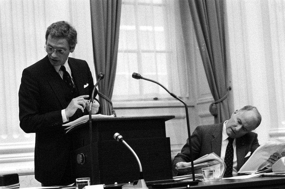 Minister Van de Broek (l) en staatssecretaris Van Eekelen, Bestanddeelnr 932-4722