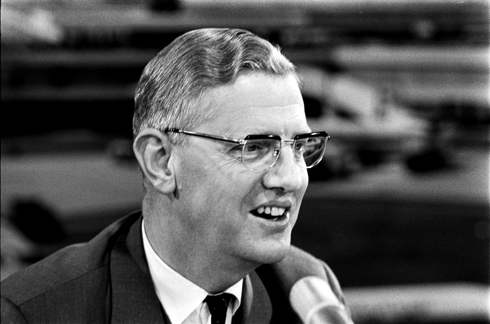 Minister Udink van Ontwikkelingshulp arriveert op Schiphol, Bestanddeelnr 922-9845
