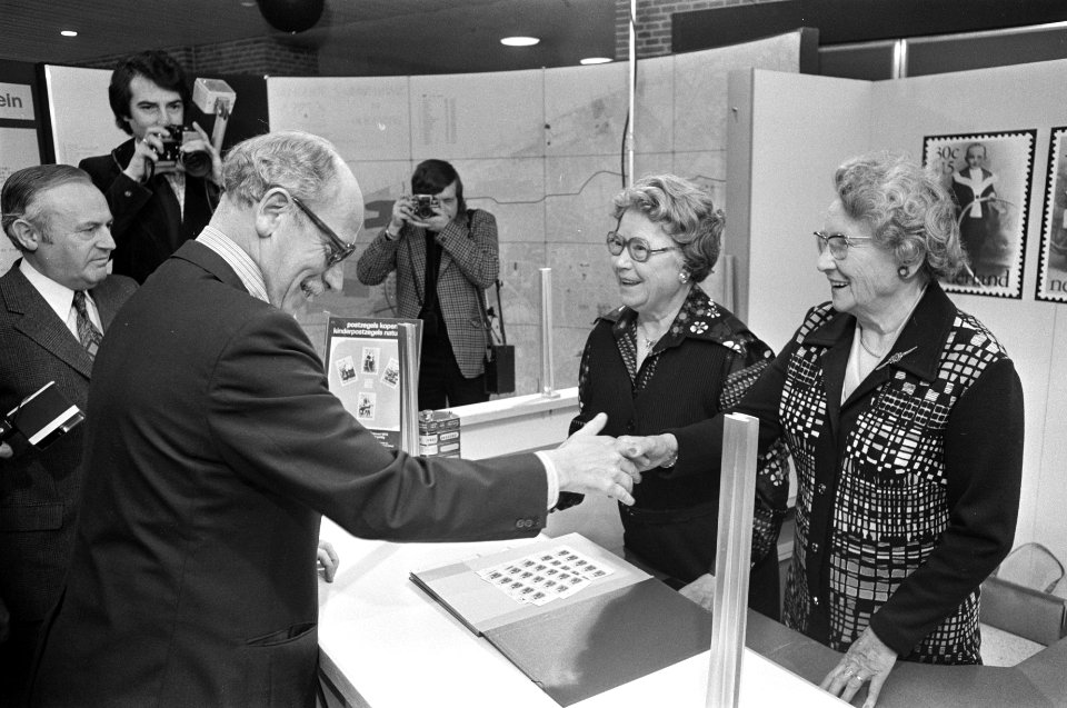 Minister Van Doorn (CRM) start kinderpostzegelactie in Den Haag zusters Van Br, Bestanddeelnr 927-5780