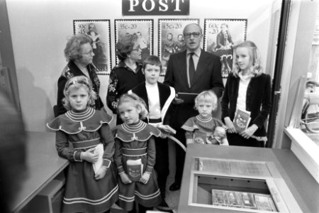 Minister Van Doorn (CRM) start kinderpostzegelactie in Den Haag Van Doorn en z, Bestanddeelnr 927-5779