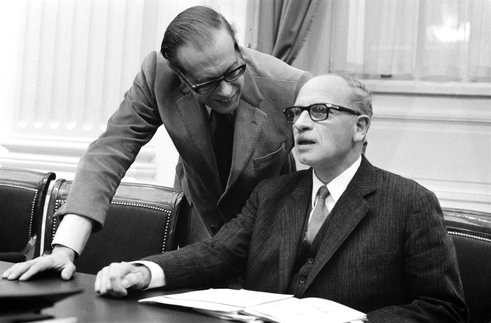 Minister Van Doorn (rechts) en kamerlid Roethof (PvdA), Bestanddeelnr 926-9859