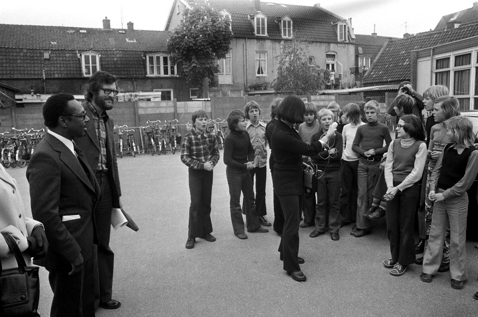 Minister Van Eer op het schoolplein, Bestanddeelnr 927-1843