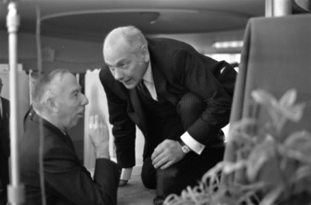 Minister van Economische Zaken Joop Den Uyl in gesprek met ir. H. Vos, Bestanddeelnr 919-7796