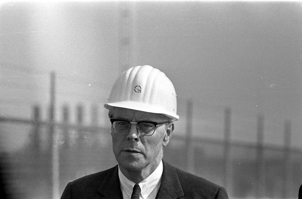 Minister van Economische Zaken De Block tijdens de opening van een compressorha…, Bestanddeelnr 922-8177