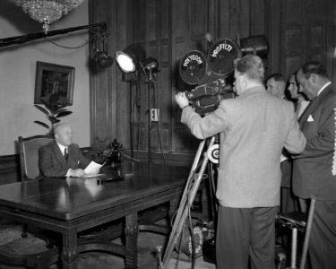 Minister Staf spreekt voor televisie, Bestanddeelnr 906-7958