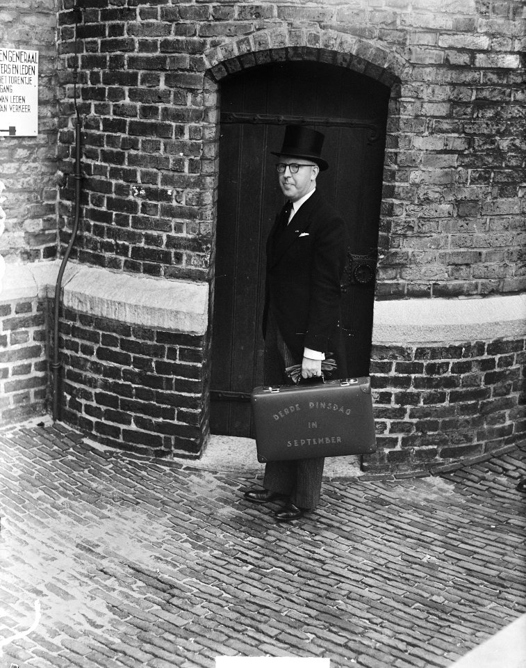 Minister van Financiën, P. Lieftinck, met het koffertje met de miljoenennota tij, Bestanddeelnr 904-1952